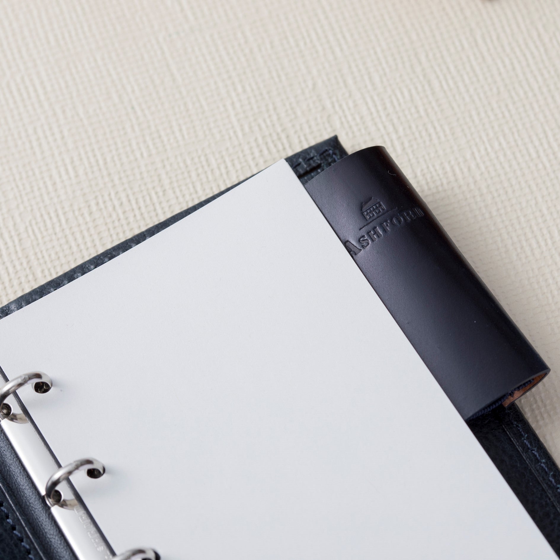 アシュフォード×趣味の文具箱　ブルーコードバン　ストレッチペンホルダー