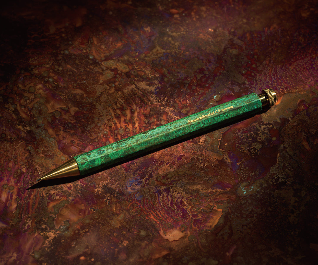 スペシャル ペンシル ブラス 斑紋緑翠色（趣味文オリジナル）：趣味の文具箱（Kaweco×momentum factory Orii）