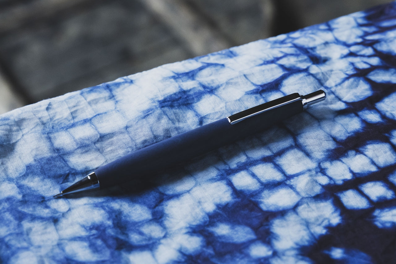 天然藍染め木軸ペン 藍重（あいがさね） 珈琲 ペンシル（趣味文オリジナル）【4月20日頃出荷】